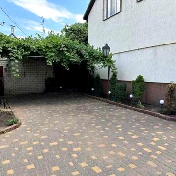 Оренда  будинку в місті, Окремий двір, є місце з навісом