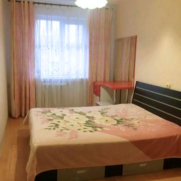 Космонавтів вул., 13а