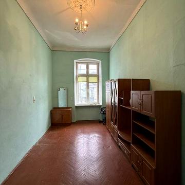 ТЕРМІНОВО власник продам 2 к.квар. в центрі ( можна під держ програми)