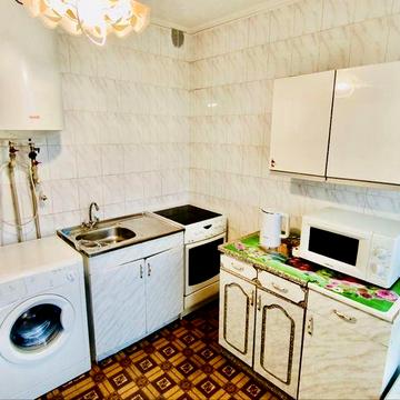 Вул. Академіка Корольова, 12і. Низький поверх, є все необхідне.