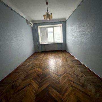 Продам 2 кім. квартиру. Пл. Б. Хмельницького