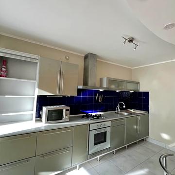 Митрополита Шептицького вул., 1