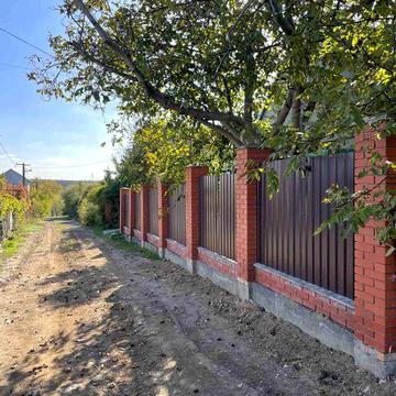 Здається невеликий будинок на Космосі біля Обласної лікарні