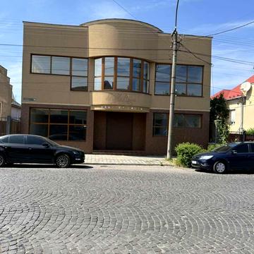 Михайла Грушевського вул., 31А