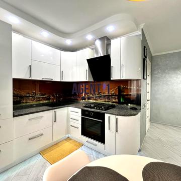 Тернопільська вул., 5