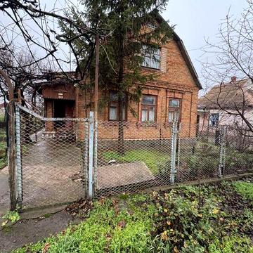 Продаєтся будинок в центрально-міському районі .