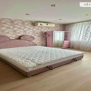 Анни Ахматової вул., 30