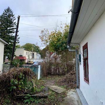 Продаю половину будинку у центрі Гощі