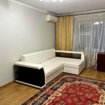 Академіка Сахарова вул., 38