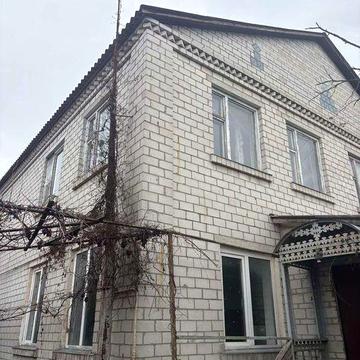 Продам 1/2 будинку та 5сот.земельна ділянка .