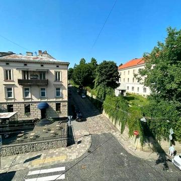 Михайла Грушевського вул., 15