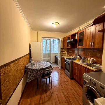 Небесної Сотні просп. (Маршала Жукова), 10-Б