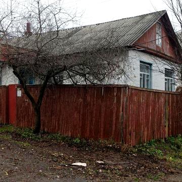 Частина будинку в центрі міста по вул Ревуцького . Окремий двір.