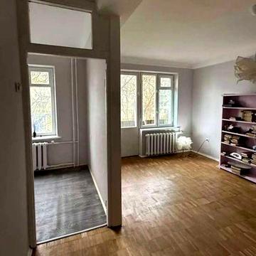 Квартира прямо біля метро Дорогожичі, вул. Щусева 8, третій поверх!