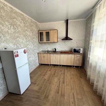 Здається 1 км. Квартира