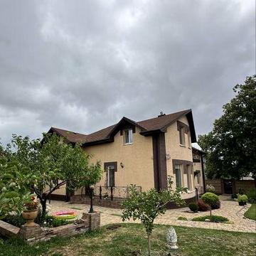 Продається просторий будинок з ландшафтною ділянкою|10 соток|266,6м2