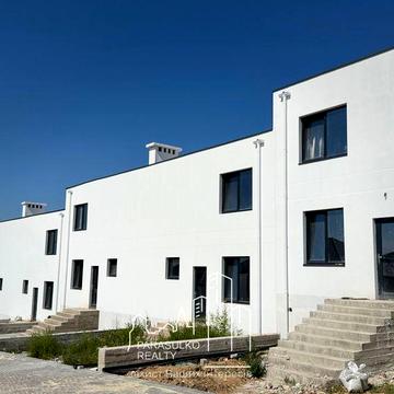 Стильне житло в розвиненому котеджному містечку