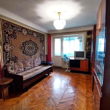 Продаж двокімнатної квартири в центрі міста.