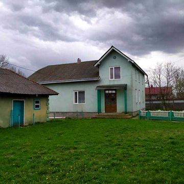 Будинок в с. Гринівці з ділянкою і гаражем