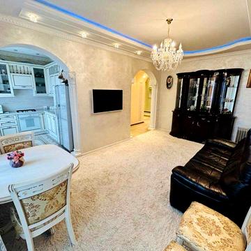 Чудова мебльована трикімнатна квартира