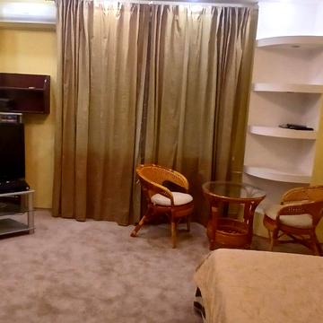 Макіївська вул., 8