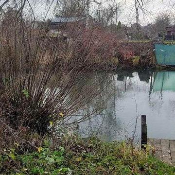 СРОЧНО!Дача в городе. Груба.Свет.Вода.Прописка.Рядом жилые Дома.+Озеро