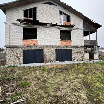 Космонавтів, 12