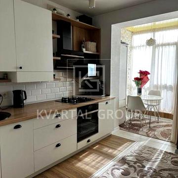 Без комісії. Дуже світла і класна квартира в центрі міста.