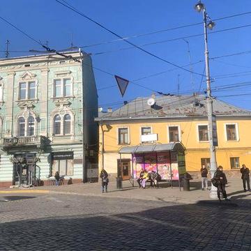 Власник. Здається квартира в центрі.