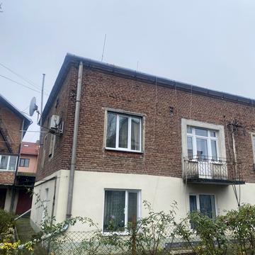 Пасічна вул., 8