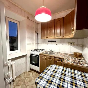 Будівельників вул., 4