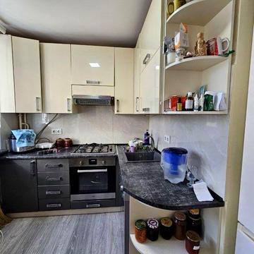 Трійка на львівській