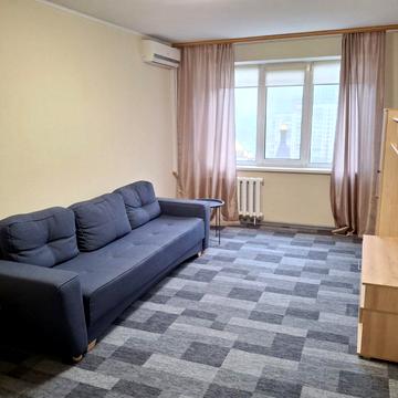 Стадіонна вул., 14