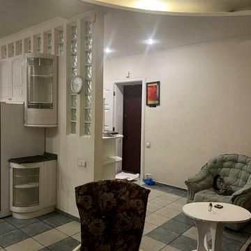 вул. Золоустівська 23 . 2поверх  висока стеля .