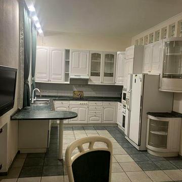 вул. Золоустівська 23 . 2поверх  висока стеля .