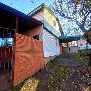 Великий будинок в спокійному районі міста. 36916