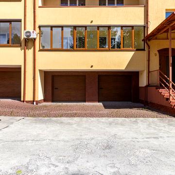 Карла Мікльоша вул., 3