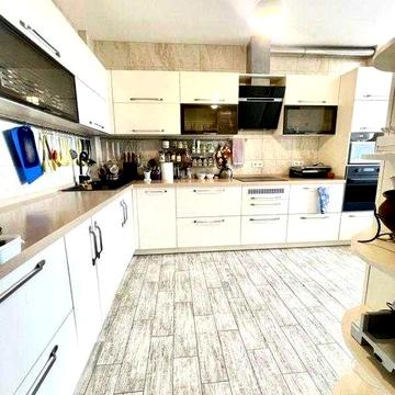 В продажу 2-кімнатна квартира на Тайрова-з меблями та технікою!