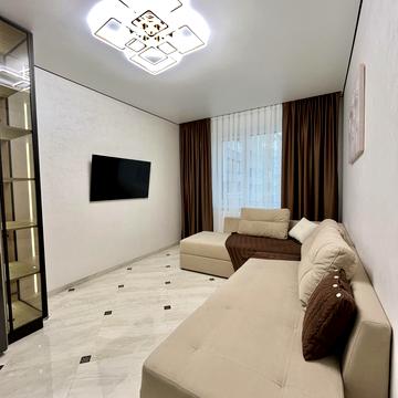 Миру вул., 100