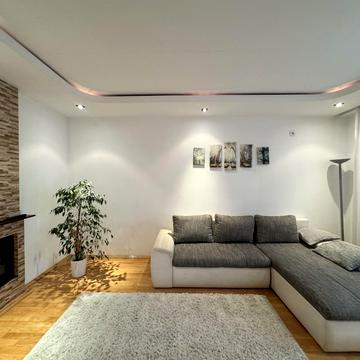 Варшавська вул., 136