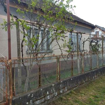 Продається будинок по вулиці головній.