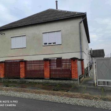 Продаєтся часний будинок