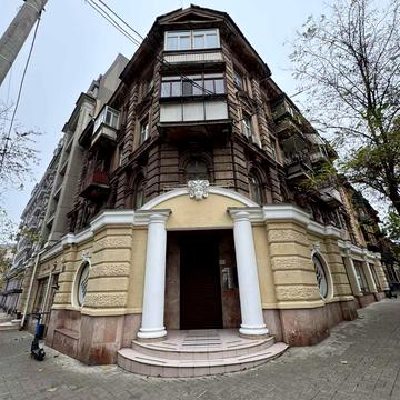 Олександра Станкова вул. (Лейтенанта Шмідта), 1