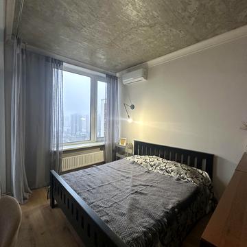 Дніпровська набережна вул., 18-Б