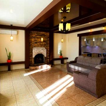 Продається комфортний 3-поверховий будинок біля моря.