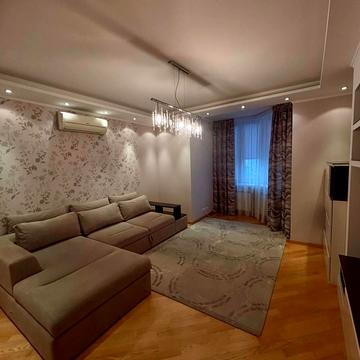 Анни Ахматової вул., 50