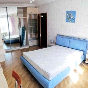 Здам простору 3-кімнатну квартиру біля метро Васильківська!