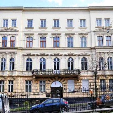 Продаж унікальної 3-к квартири в австрійс. кам’яниці•Центр•Парк Франка