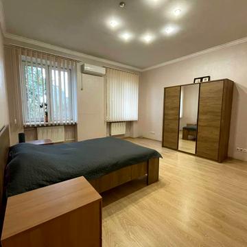 Олександра Довженка вул., 2