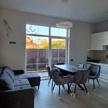 Терміново здаєтсься 2 кім+кухня студія,Котедж Червениця Бам,є двір